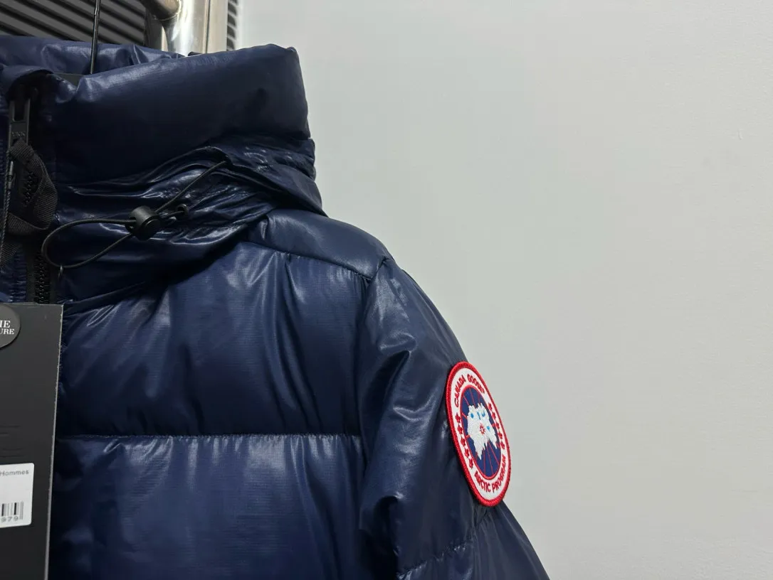 P780 [𝘾𝘼𝙉𝘼𝘿𝘼 𝙂𝙊𝙊𝙎𝙀] Canada Goose's limited new Crofton puff down jacket, top version, ceiling level Crofton soft loaf, 2024 latest style, cold protection effect up to level 4, using recycled Feather-Light tear-resistant fabric, ultra-light, no weight on the upper body at all! The unique black label highlights your temperament‼ ️ Canada Goose, a Canadian brand, has always been recognized as the warmest down jacket. Various Instagram celebrities, Internet celebrities, and celebrities often wear it for street photos. I make Canada Goose every year, but I still can't get rid of my love for it. No matter how cold the days are, there is no need to be afraid, because there is! Filled with 90% white duck down, it is the legendary warmest down jacket and is known as a must-have for Arctic outdoor sports! The most popular down jacket in the world, celebrities are rushing to buy it, it is a must-have!  Size: S~XXL